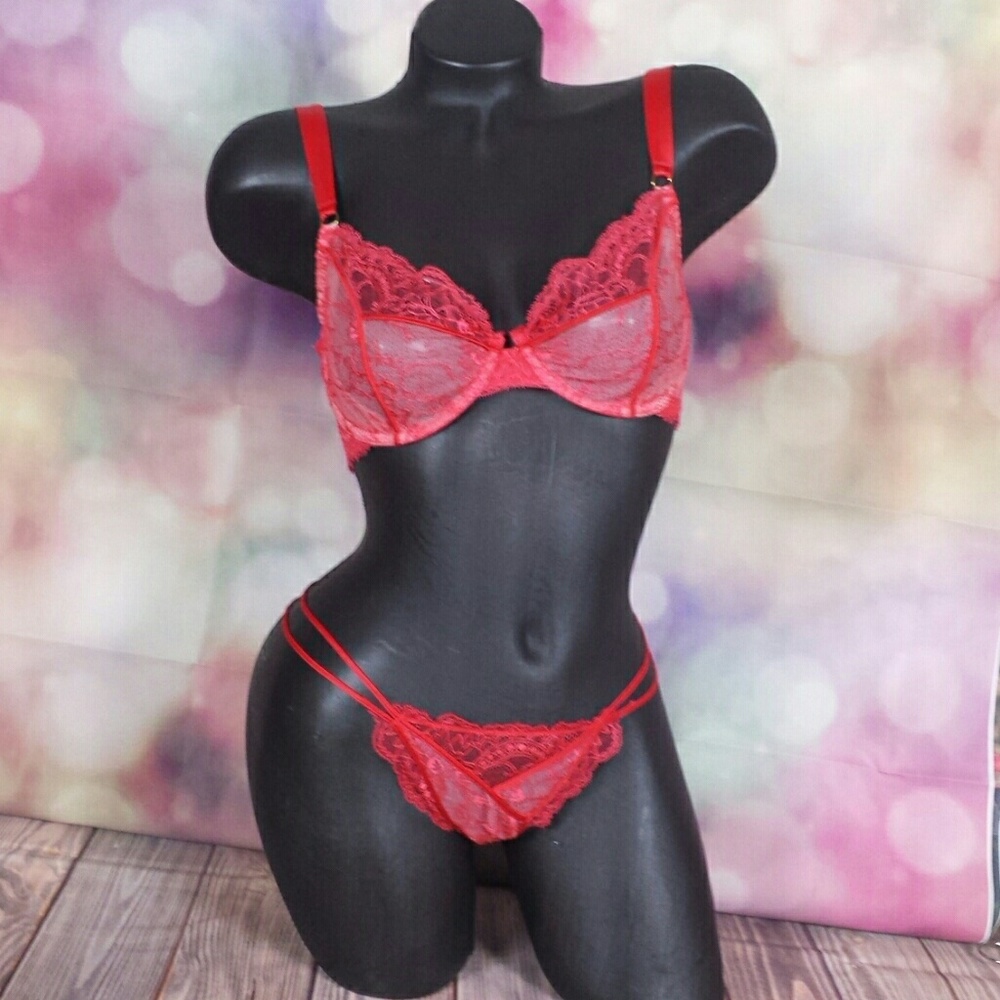 VS Victoria's Secret designer bra (34b) panty thong(small) red